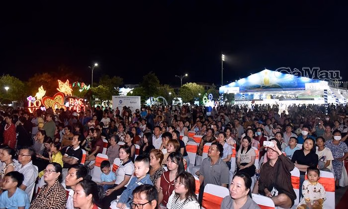 Sự hưởng ứng nhiệt tình của đông đảo khán giả cho thấy sức sống bền bỉ của đờn ca tài tử trong lòng người dân.