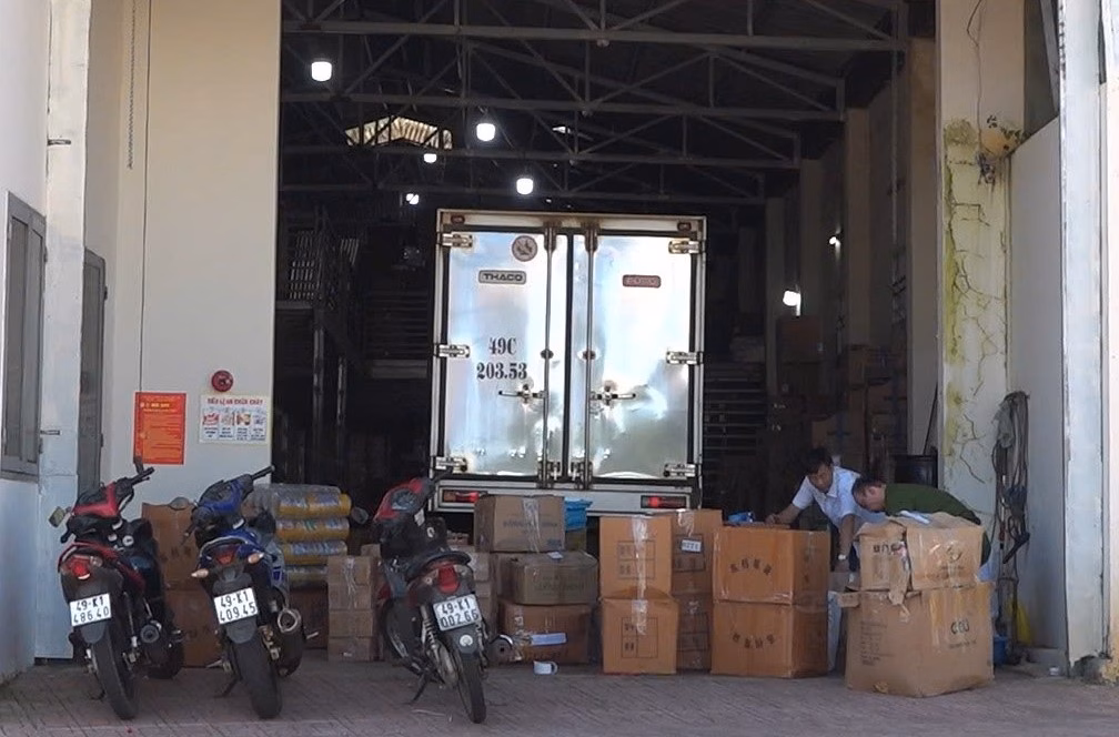 Lực lượng chức năng tiến hành khám xét và thu thập chứng cứ tại Công ty TNHH Tuấn Như.
