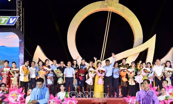 Lãnh đạo tỉnh Cà Mau tặng hoa chúc mừng các nghệ sĩ, diễn viên đã cống hiến cho thành công của đêm diễn.