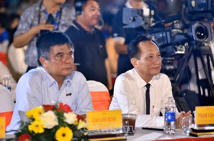 Đồng chí Phạm Văn Thiều, Phó Bí thư Tỉnh ủy, Chủ tịch HĐND tỉnh Cà Mau (bìa phải) và ông Cao Anh Minh, Tổng Giám đốc HTV, cùng lắng nghe những giai điệu cổ nhạc.