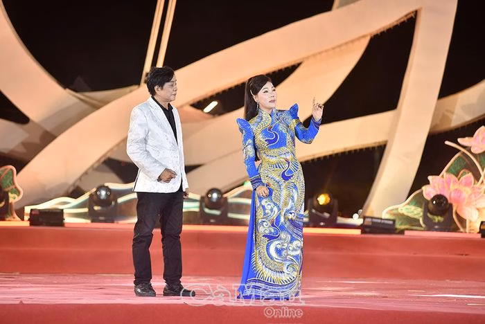 Ca cảnh "Hương sắc miền Nam - Câu hát Cà Mau" qua tiếng hát của NSND Trọng Hữu và NSƯT Cẩm Tiên.