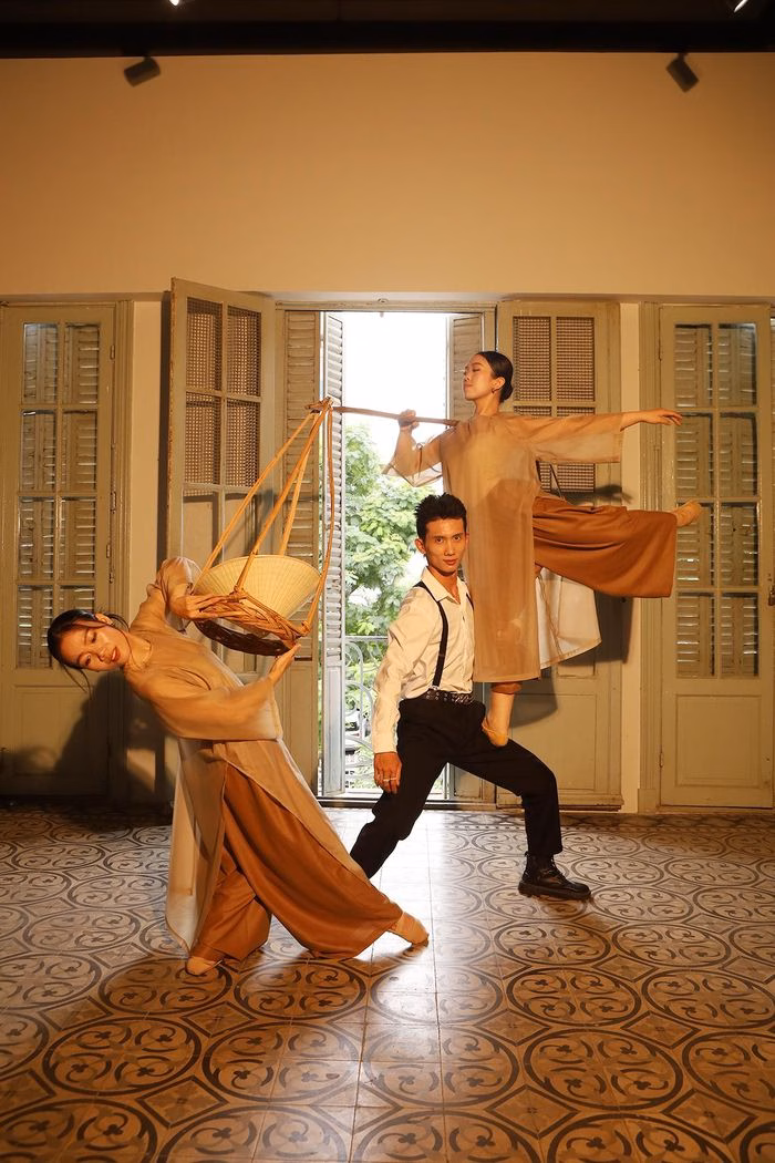 Sự giao thoa tinh tế giữa vũ đạo đương đại và không gian di sản tại Gánh Show. ẢNH: HỒNG DƯƠNG