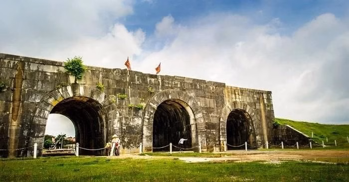 Thành nhà Hồ là minh chứng cho sự kết hợp giữa kiến trúc đá độc đáo và giá trị lịch sử lâu đời, hiện đang được đẩy mạnh ứng dụng công nghệ để thu hút du khách.