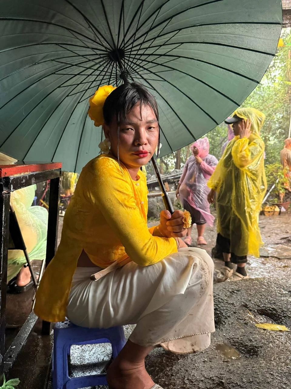 Tủn Cùi Bắp trong vai chủ quán nhiều chuyện tại phim Heo 5 Móng