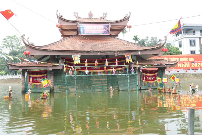 Niềm đam mê của tuổi trẻ chính là bảo chứng cho sự trường tồn của múa rối nước làng Yên. Ảnh: Công Phương
