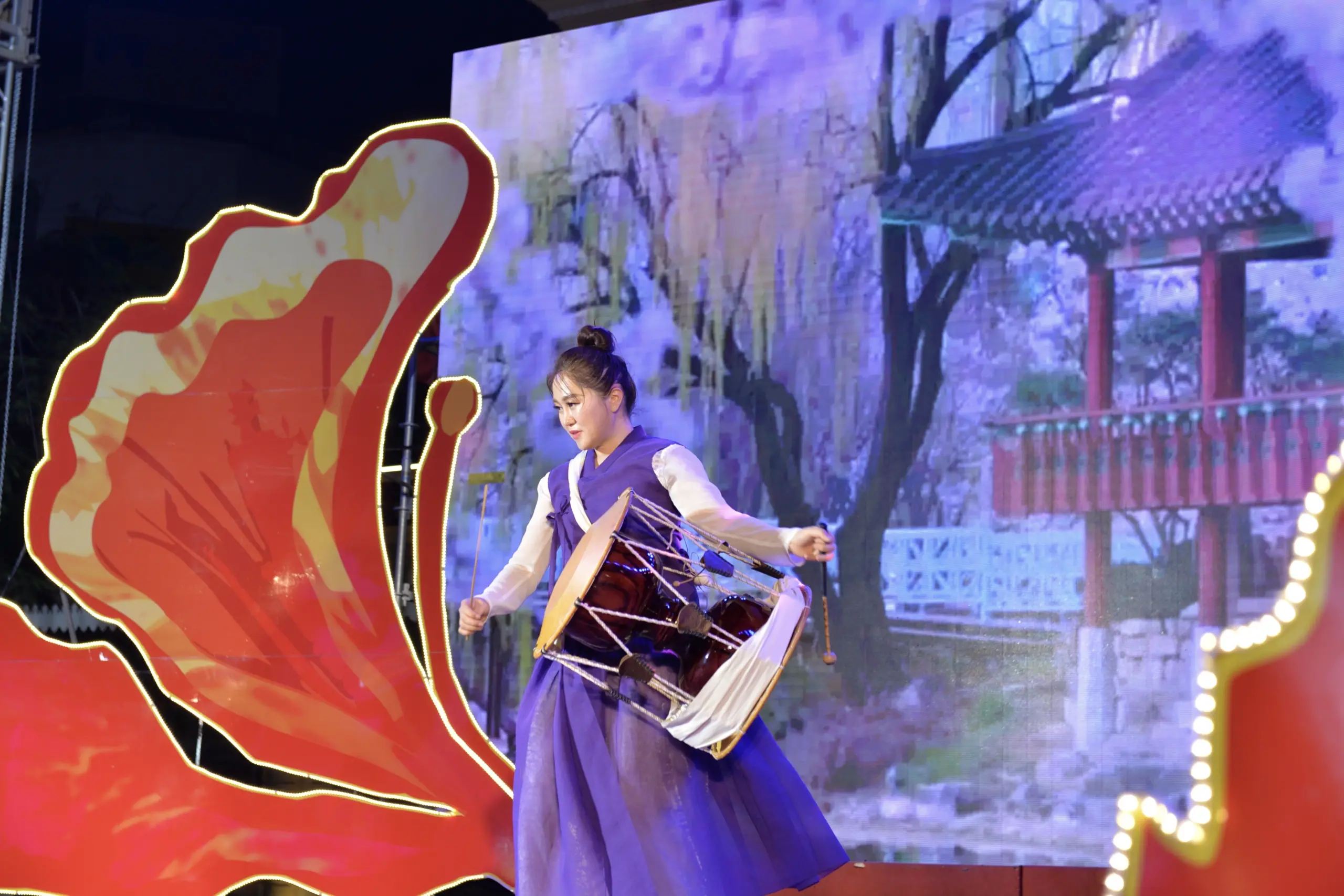 Sự trẻ trung và sáng tạo từ Đoàn nghệ thuật Bujihwa, Hàn Quốc sẽ là điểm nhấn thu hút giới trẻ (Ảnh: Phương Mai).