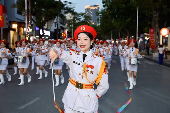 Du khách tham quan dải vườn hoa trung tâm Hải Phòng