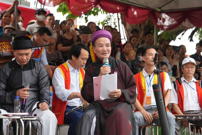 Ông Khương Xuân Đảng đang truyền hồn vào quân rối thông qua những động tác thoại quân tinh tế. Ảnh: Công Phương
