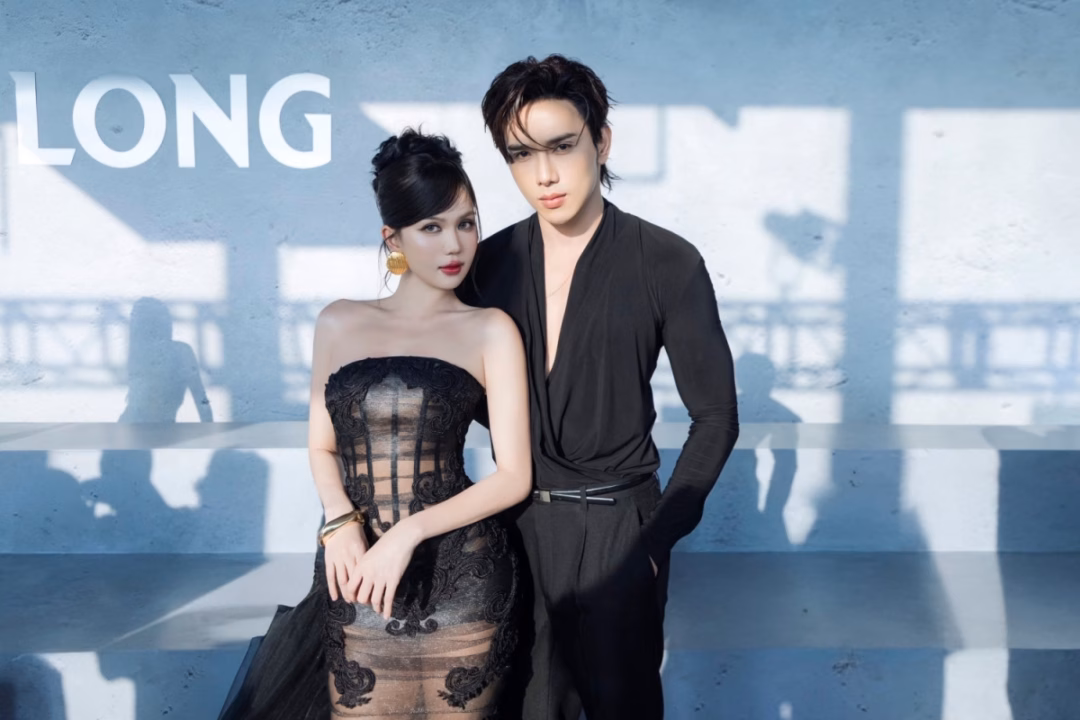 Thiết kế corset xuyên thấu tôn vinh tối đa những đường cong nóng bỏng.