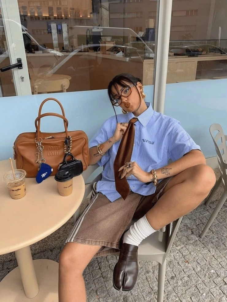 Một set đồ dạo phố trẻ trung với điểm nhấn là đôi giày xẻ mũi