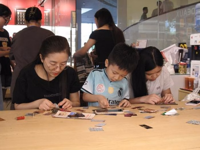 Sự tập trung của người tham gia trong workshop nghệ thuật
