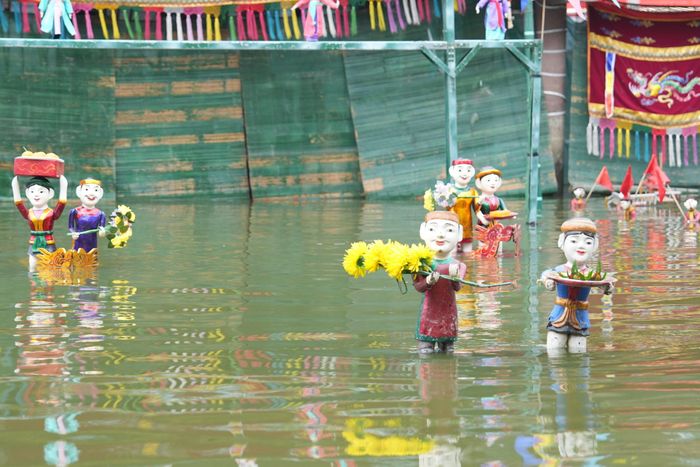 Sự kết hợp giữa Hát văn và múa rối nước tạo nên một không gian văn hóa tâm linh độc đáo. Ảnh: Công Phương