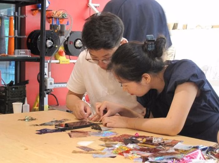 Thao tác đơn giản giúp mọi lứa tuổi đều có thể tiếp cận và yêu thích. Ảnh: Thảo Ninh